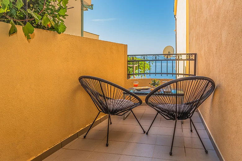 balcony with sea view - apartments Gudelj, Drašnice